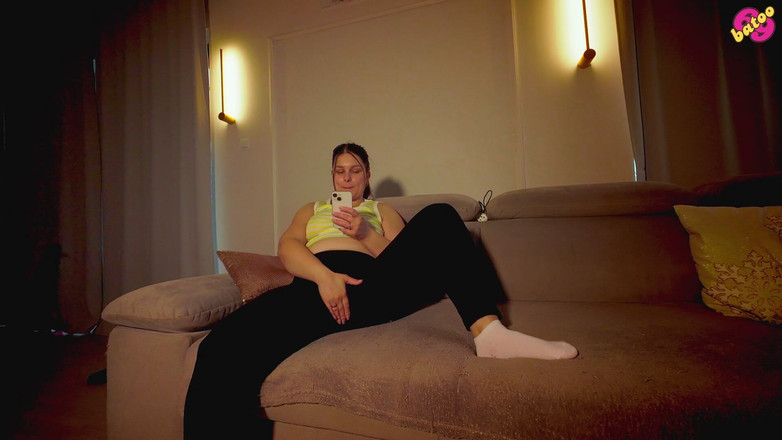 beauty_and_the_other_one: 소파에서 늦은 저녁 자위하는 핫한 밀프 집