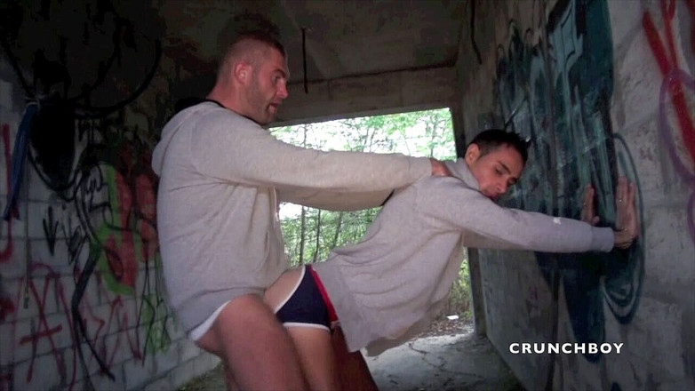 EXHIB BOYS: सुंदर फ्रेंच ट्विंक बड़े लंड के साथ बालों वाली भालू द्वारा आउटडोर जॉकस्ट्रैप में इस्तेमाल की जाती है