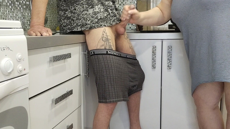 Zona901: Soacra îmi suge pula în bucătărie și ejaculez în gura ei