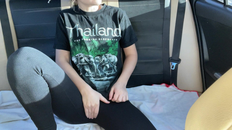 Stacy_via: Pancutan mani di tempat duduk belakang kereta orang lain!