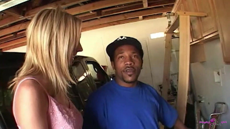 Naughty Black Girls: Shorty mac dan temannya dipuasin sama besar pria rambut pirang