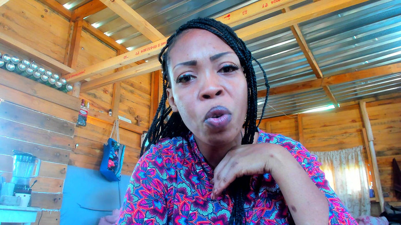 AnalEbony: 義理の息子がポルノを見ているのを捕らえられ、義理の義母が彼に戦利品をしがれさせます。