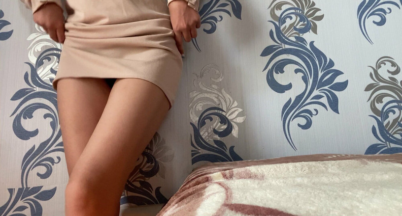 Alexa Holly: 热辣的婊子穿着色情礼服自慰