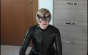 Mature cunt: PVC catsuit dan sepatu bot berpose