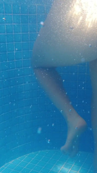Fru naken vid poolen!!