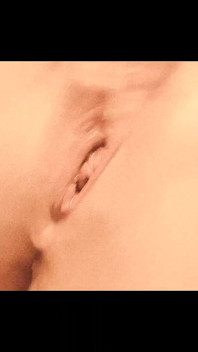 Brutta donnona si fa squirtare così forte!