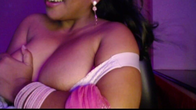 Erotic hot girl: 性感的女孩在展示她的胸部时做性感的呻吟。