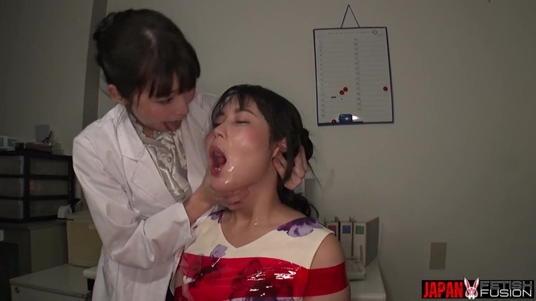 Japan Fetish Fusion: 스즈키 치히로를 의자에 묶고 콧구멍을 넓게 뻗고 혀로 침을 뱉는 유미카 사에키 박사