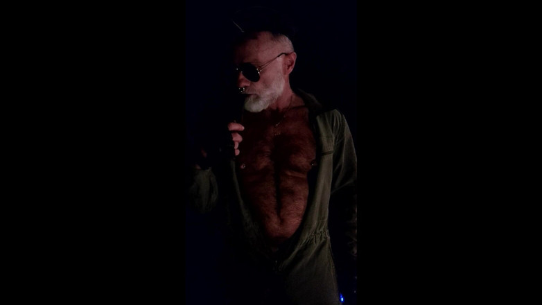 MusclesCigarsFFPig: Tata bawiący się sutkami i palący fajkę w stroju mechanika