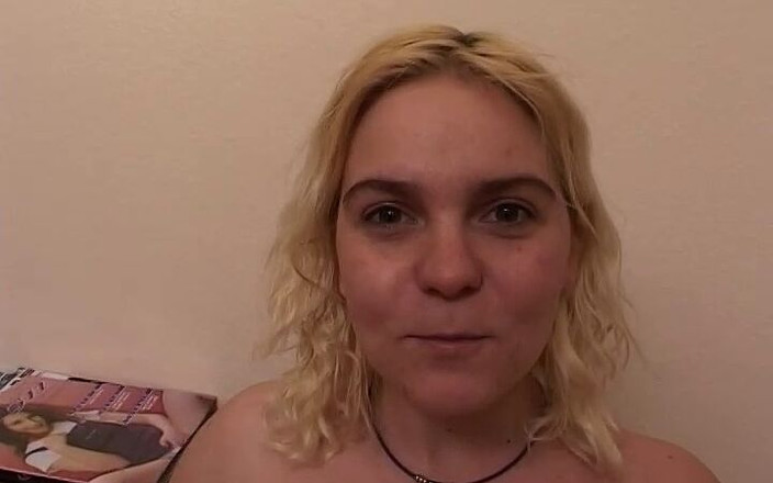 Magmafilm: El director de gangbang rápidamente hace una mamada