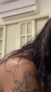 Стогін на великому члені татуйованої людини - без презерватива