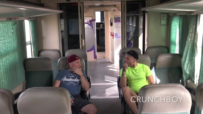 THE BIG BULGE STUDIO: 2471 Удивительный секс эксгиби без презерватива в публичном поезде