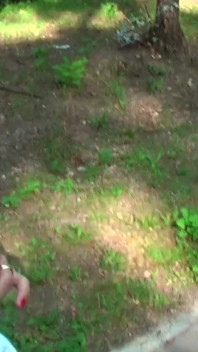 Une belle blonde taille une pipe en plein air