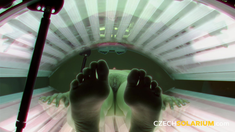 Czech Solarium: Solarium tchèque 238 : une jeune femme dans le solarium à nouveau