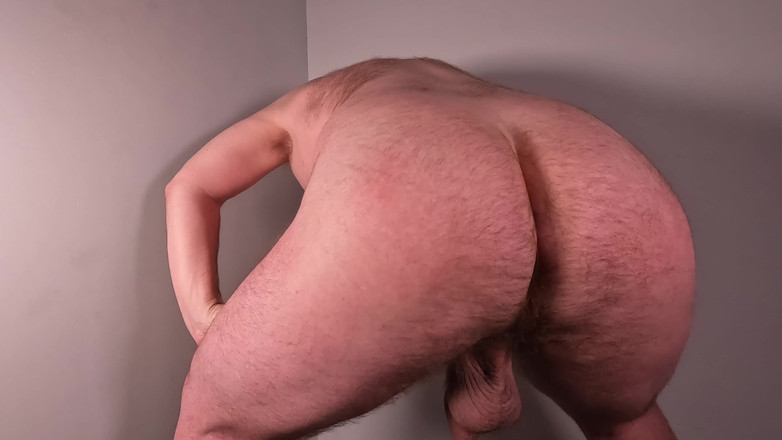 The Perfect Cock: Dimineața ursului se întinde din spate pentru a expune coaie mari,...