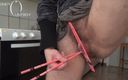 FTM hairy pussy BDSM: Chopsticks quniedende küchensklaven-muschi beim kochen