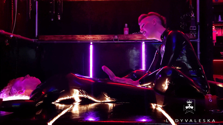 Lady Valeska: 피할 수 없는 묶인 오르가즘