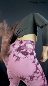 Brasiliano Culo Grosso Twerking Al Suono Del Funk Con I Suoi Leggings Senza Mutandine