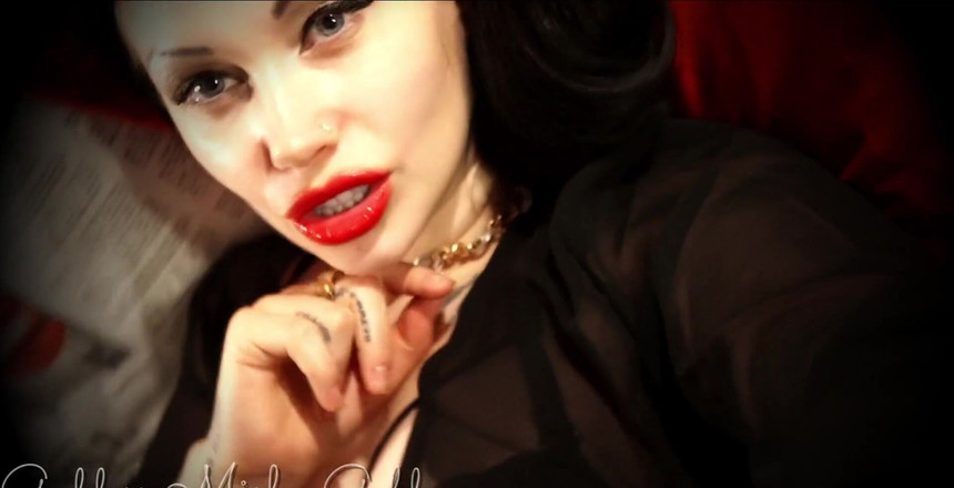 Goddess Misha Goldy: Užijte si krásu červených šťavnatých rtů a vzhled okouzlující ženy!