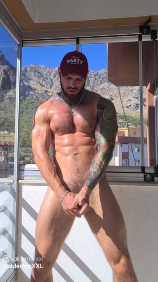 Valdemar Santana: Hengst mit muskeln beugt sich und wichst