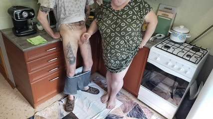 Zona901: Товста жінка дрочить мій член на кухні, і я потужно кінчаю