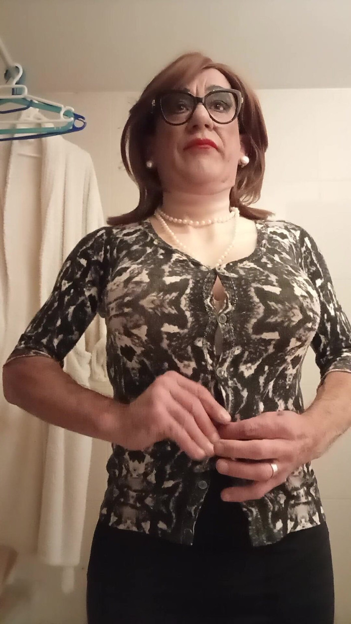 Yusti: 在镜子前穿衣