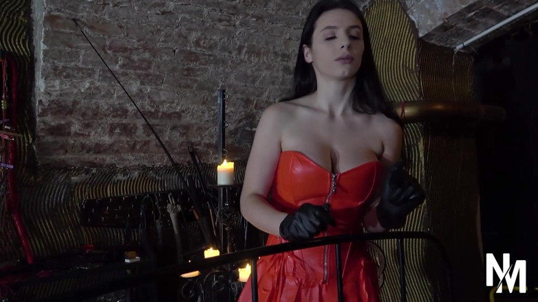 Nikky Thorne: Stunning MILF Nelly Kent Using Her Penis Destroyer on Her...