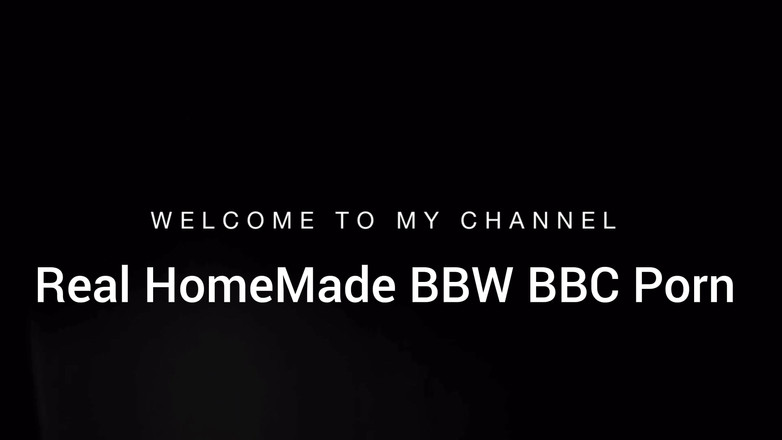 Super sexy ebony cuties: Serrement, je fais rebondir mes seins, tordant mes tétons en...