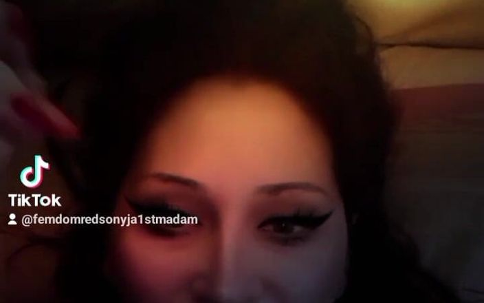 Dominatrix Redsonyja: Dus ik ben ziek en ik hou van je pikbeheersing,...