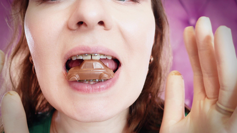 Arya Grander: Asmr a detail: Obryně Pohltí fetiš - lízání aut z čokolády. Závorky.