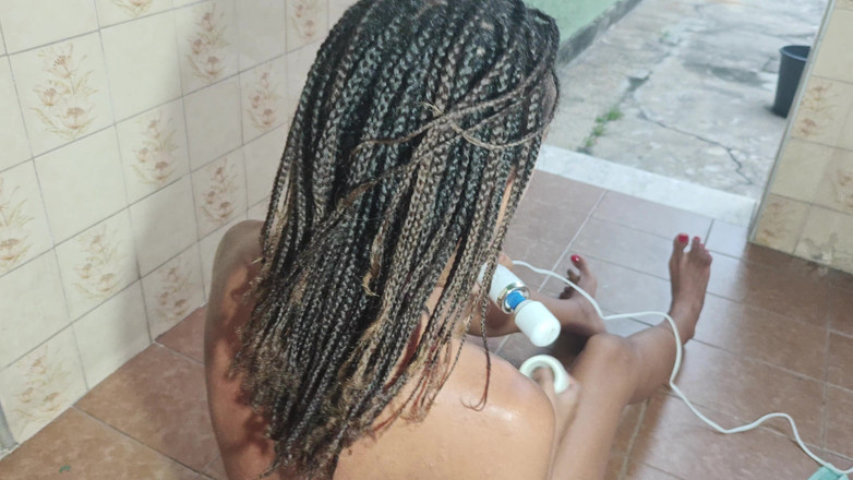 Lily Slav: Escrava masoquista tendo um orgasmo enquanto está deitada em miniatura