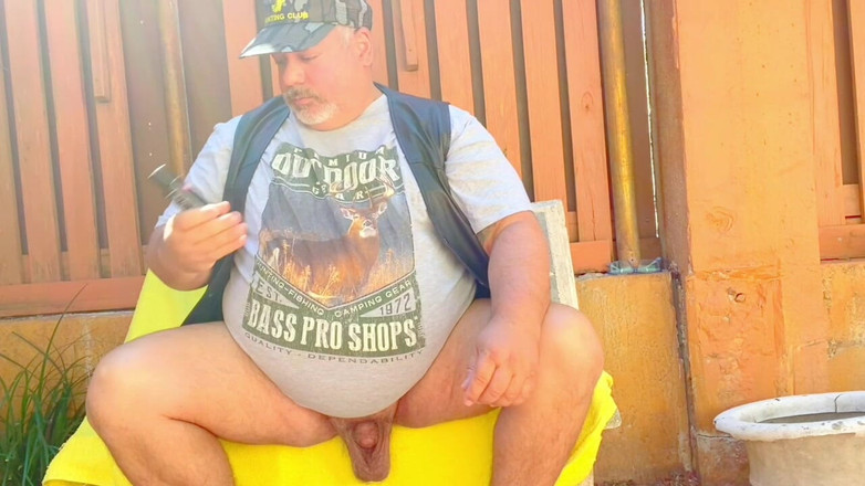Hand-Free-Daddy-Chub: हंटिंग रेडनेक मोटे डैडी बियर चुपके से अपने सीधे दोस्तों के शिकार केबिन में वीर्य निकालते हैं जबकि वह वहां था
