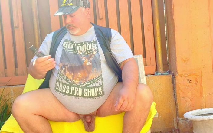 Hand free: Hunting redneck fat daddy bear cums secretly in his straight...