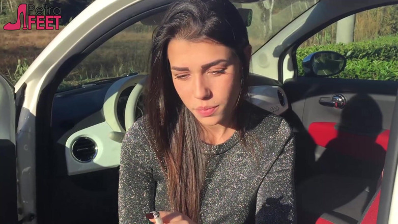 Smokin Fetish: Gorgeous babe smokes a cigar outdoors