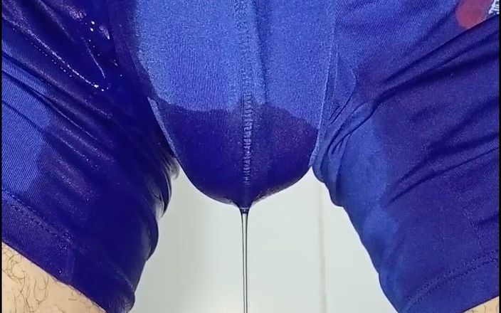 Rey rey: 穿着内衣绝望地撒尿，我把一切都弄湿了，我是你顺从的荡妇