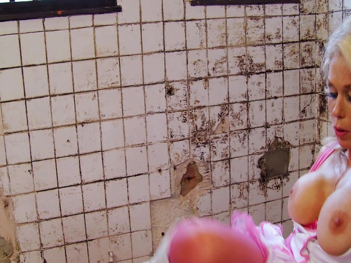 THAGSON: Bunts in una scena di fuoco 1_a coppia di milf lesbiche...