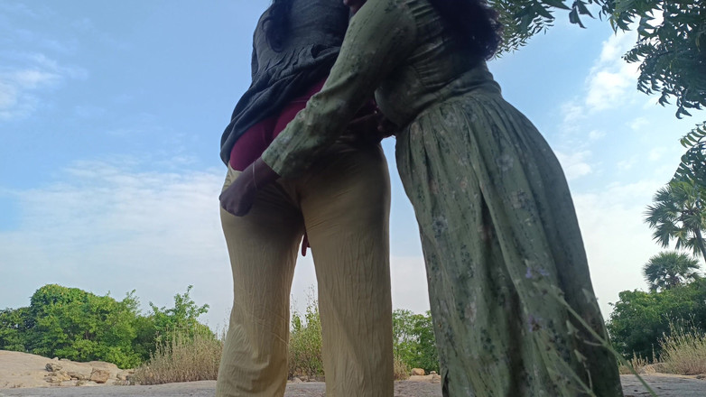 Laxi ammu: Utomhus lesbisk