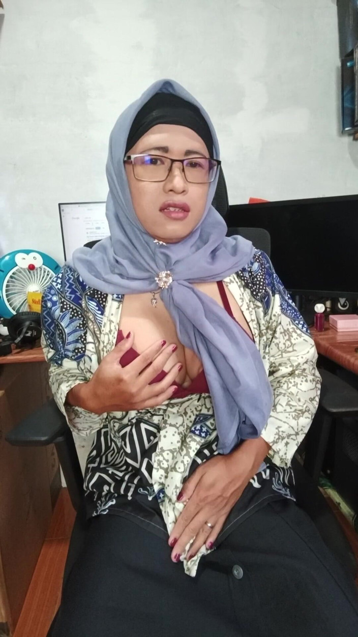 Mitha Zhe: Hijab Shemale with Big Cock Masturbate Until She Cum