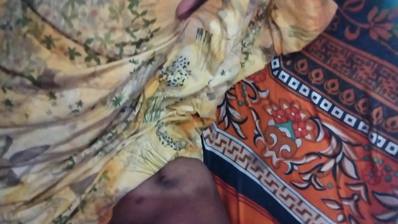 Deshi women: Užívala jsem si sex se svou nevlastní sestrou, zatímco byli...