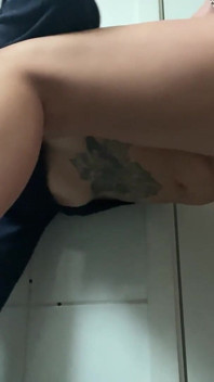 Sesso amatoriale in bagno con la figliastra