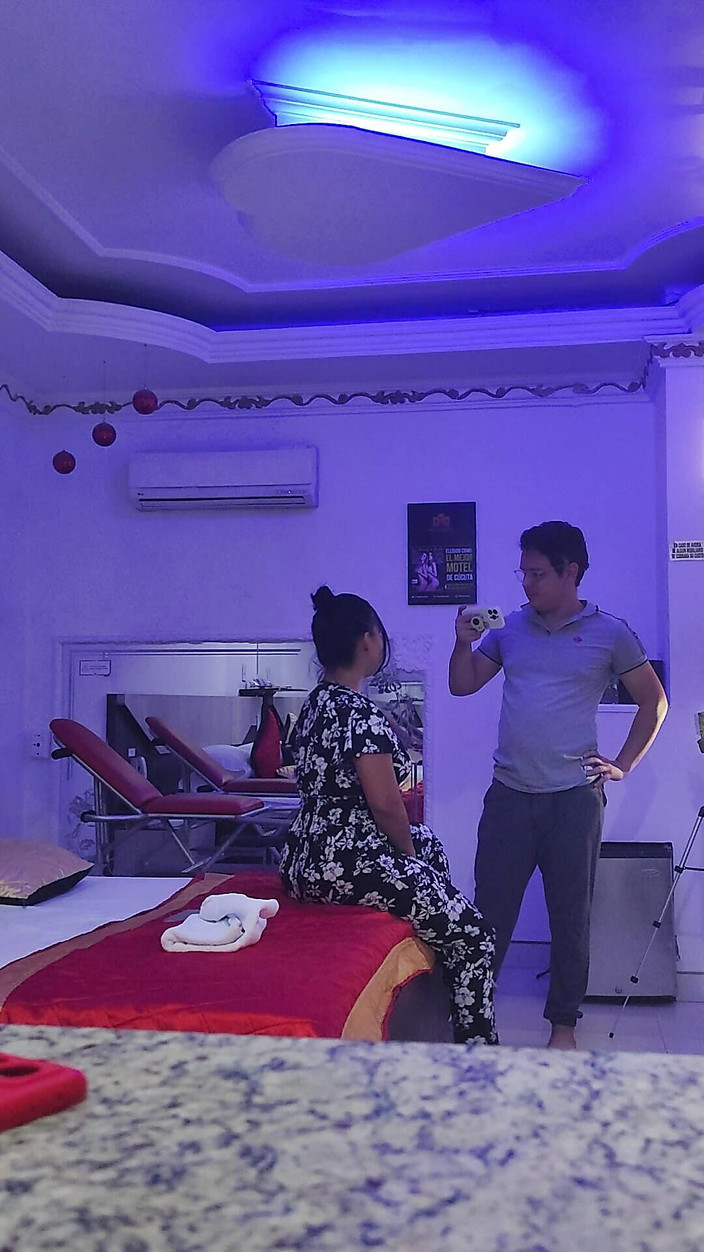 Crisanto999: Saya meletakkan MILF si rambut coklat matang untuk menghisap zakar...