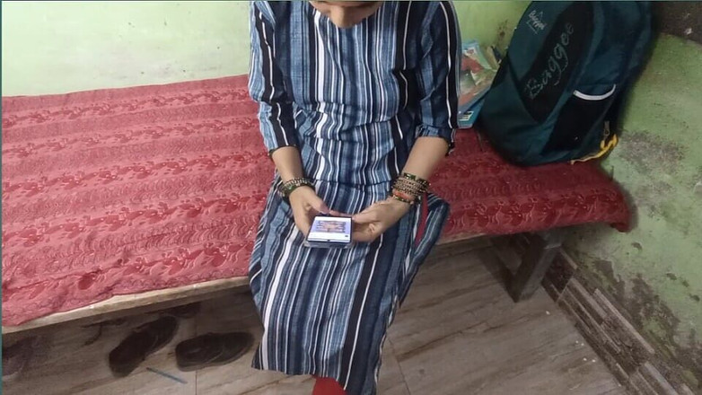 tannu: Eu estava usando o celular na sala quando meu cunhado...