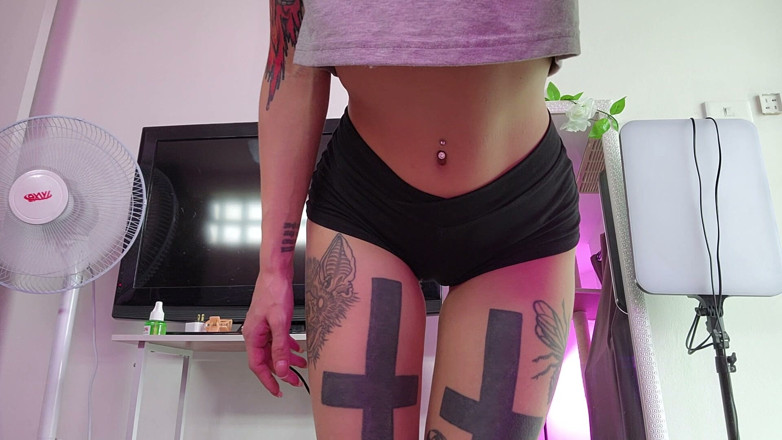 TattoedGirl666: ก้นอวบอิ่มในกางเกงขาสั้นรัดรูป