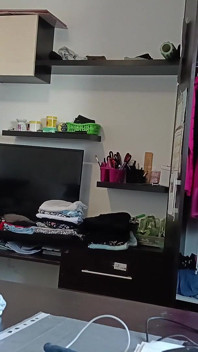 Sexig Brunett Som Gör Nakna Sysslor Runt Om I Huset.