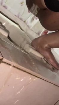 継母が継息子とのセックス後にトイレでおしっこをした