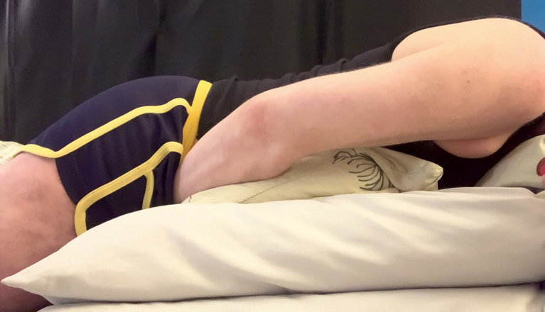 C-Spot: CsPot возбуждается и испытывает громкий оргазм за просмотром порно на наушники