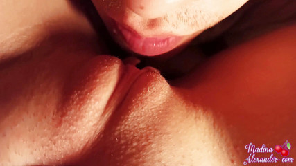 Madina Alexander: Хлопець їсть пизду і мастурбує мою пизду до оргазму