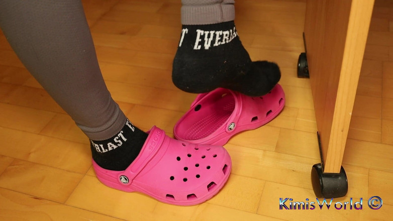 KimisWorld: 桌子底下的脚玩耍 - 粉红色的木和磨损的袜子