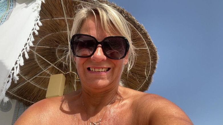 SweetSusi: 休暇中にあなたのために3回小便