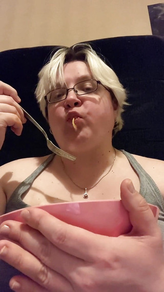 Real homemade BBW BBC porn: İri güzel kadın hayran spagetti yeme isteği